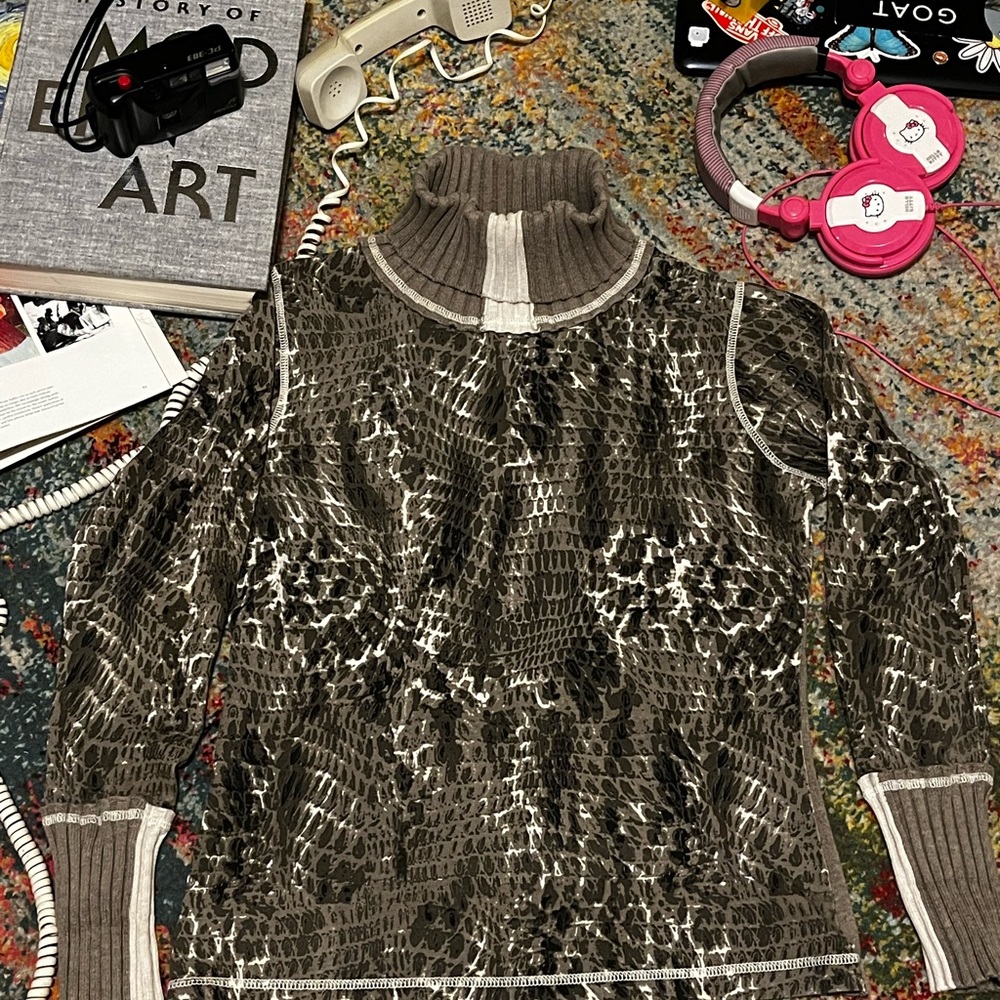Very cool print turtleneck